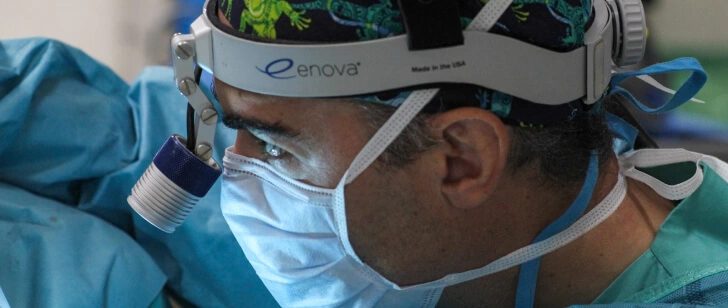 Dr. Javier Galindo en consulta